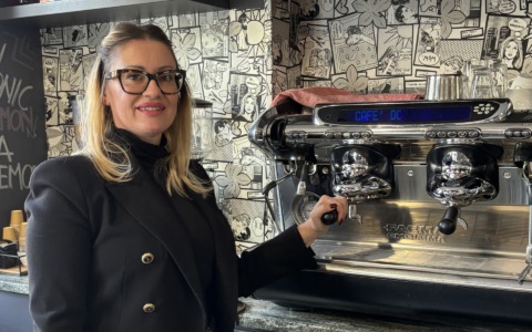 Barista del Cuore: il sorriso di Veronica Del Sarto conquista i clienti del Cafè Doc