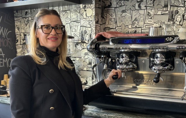 Barista del Cuore: il sorriso di Veronica Del Sarto conquista i clienti del Cafè Doc
