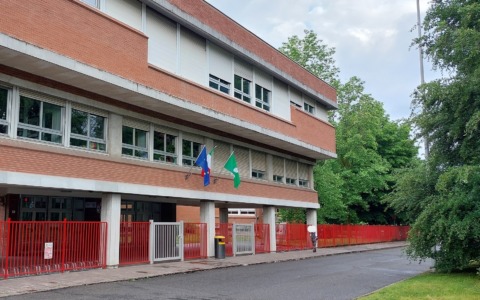 Non mandano i figli a scuola: protesta di classe contro il compagno violento