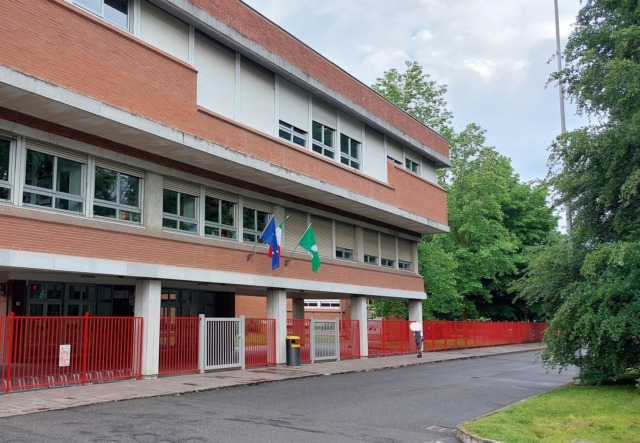 Non mandano i figli a scuola: protesta di classe contro il compagno violento