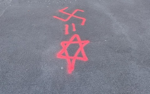 Vandalismi a sfondo antisemita, denunciato
