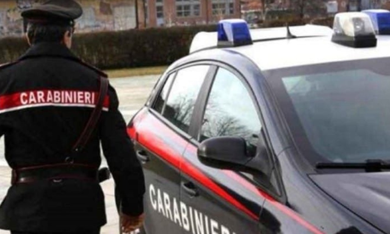 Anziano aggredito da uno sconosciuto: bacino fratturato, deve stare un mese fermo a letto