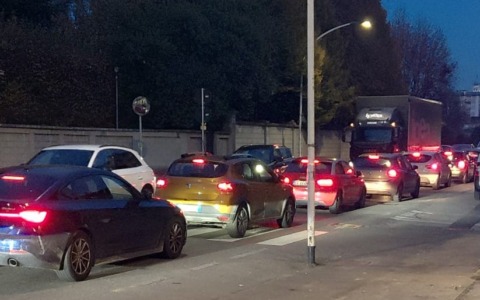 Lavori per la rotatoria, il traffico è un incubo: «Prigionieri in via Cadore»