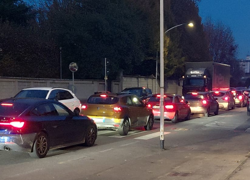 Lavori per la rotatoria, il traffico è un incubo: «Prigionieri in via Cadore»