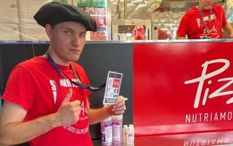 Pizzaiolo assunto a tempo indeterminato da PizzAut: la gioia di Nicolò, le lacrime di suo papà Giancarlo