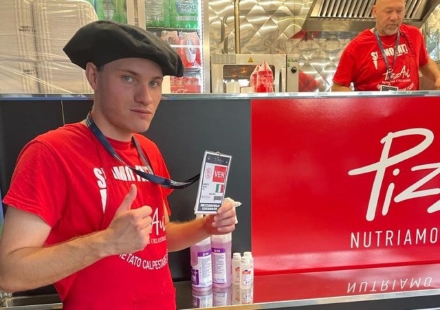 Pizzaiolo assunto a tempo indeterminato da PizzAut: la gioia di Nicolò, le lacrime di suo papà Giancarlo