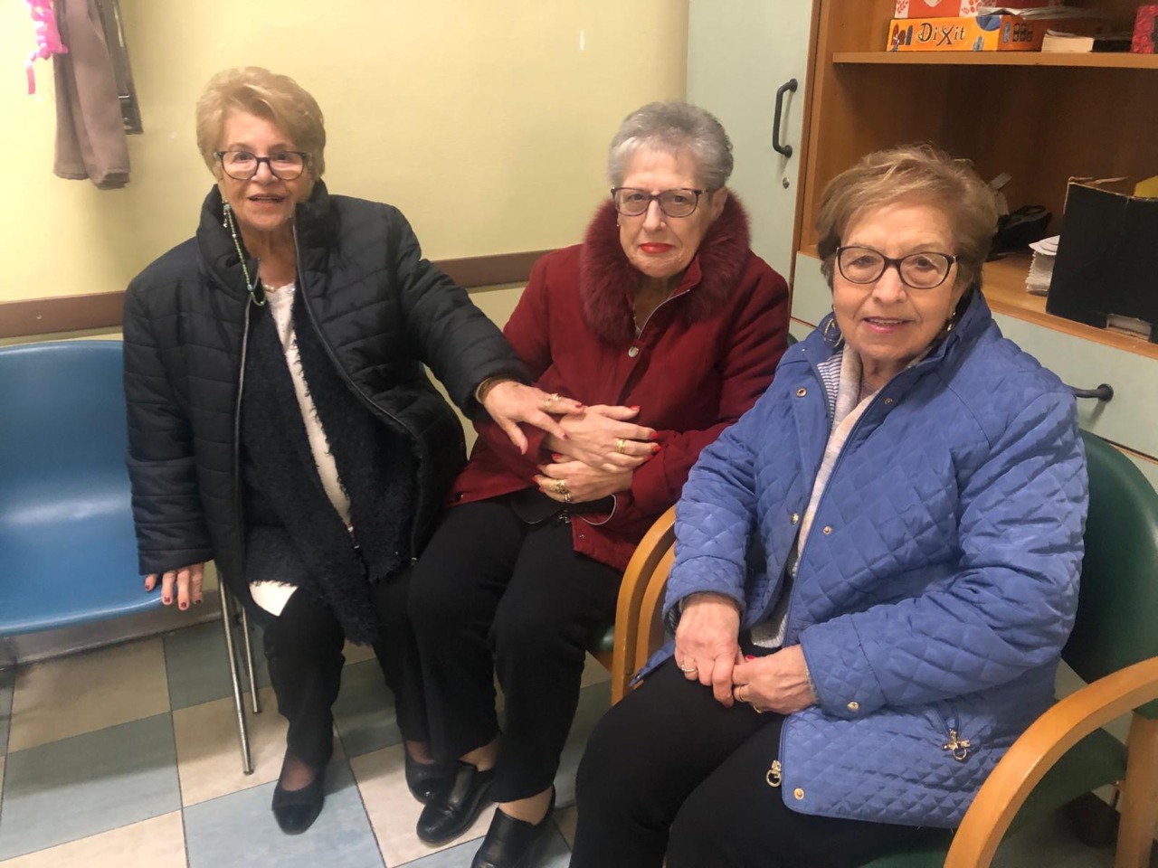 Il riscaldamento non funziona al Girasole, anziani giocano a carte e ballano con il cappotto