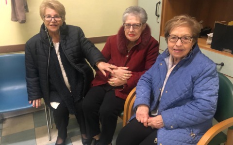 Il riscaldamento non funziona al Girasole, anziani giocano a carte e ballano con il cappotto