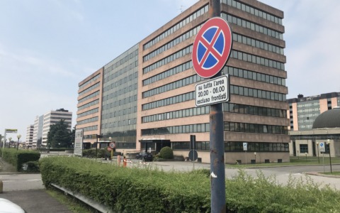 Al «Colleoni» scatta il divieto di fermata dal tramonto all’alba