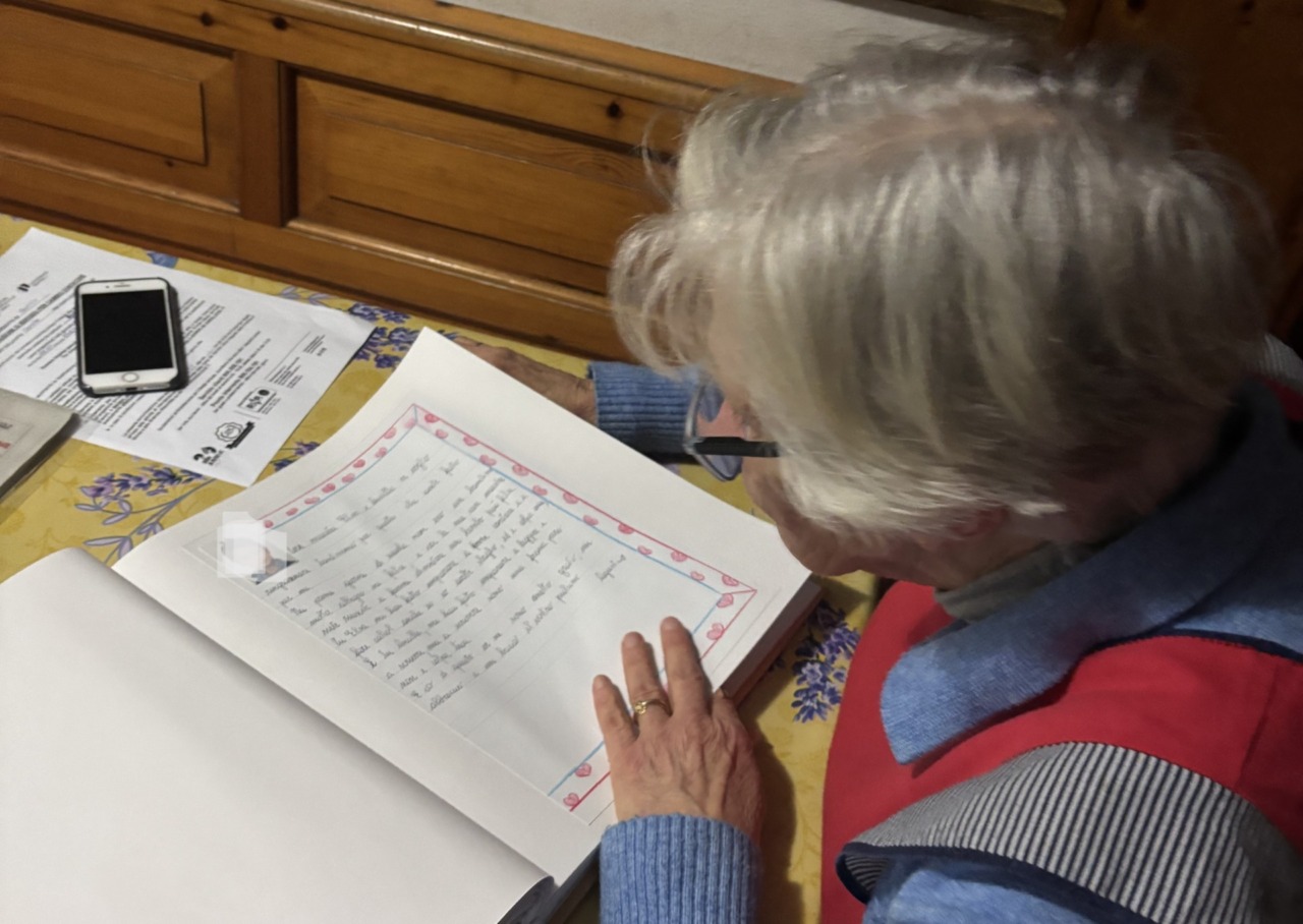 Da tre anni trascorre le notti sotto i portici assistito dalla ex maestra delle elementari