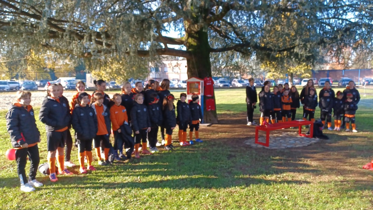 Una panchina rossa “che abbraccia” per dire no alla violenza sulle donne