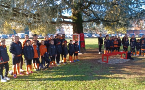 Una panchina rossa “che abbraccia” per dire no alla violenza sulle donne