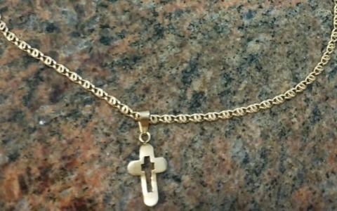 Tenta (invano) di sedurlo per derubarlo