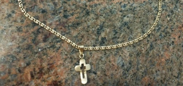 Tenta (invano) di sedurlo per derubarlo