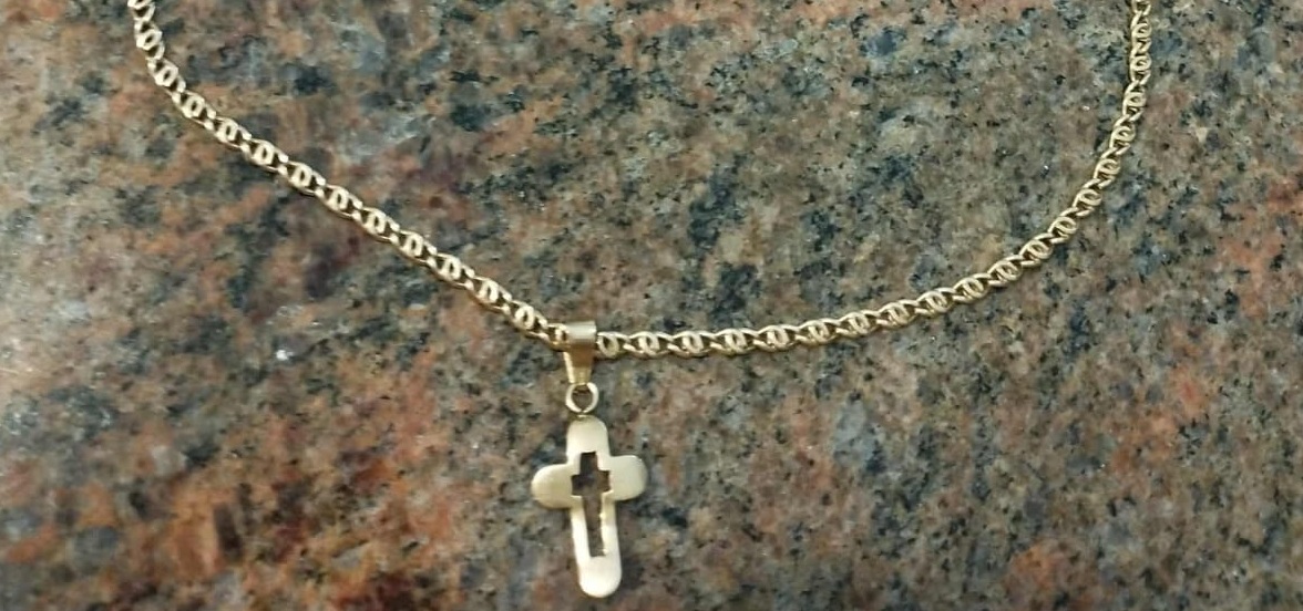 Tenta (invano) di sedurlo per derubarlo