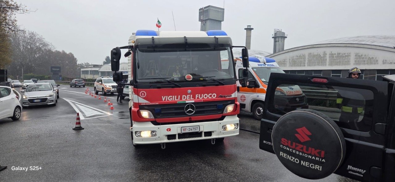 Scontro tra due auto sulla Novedratese