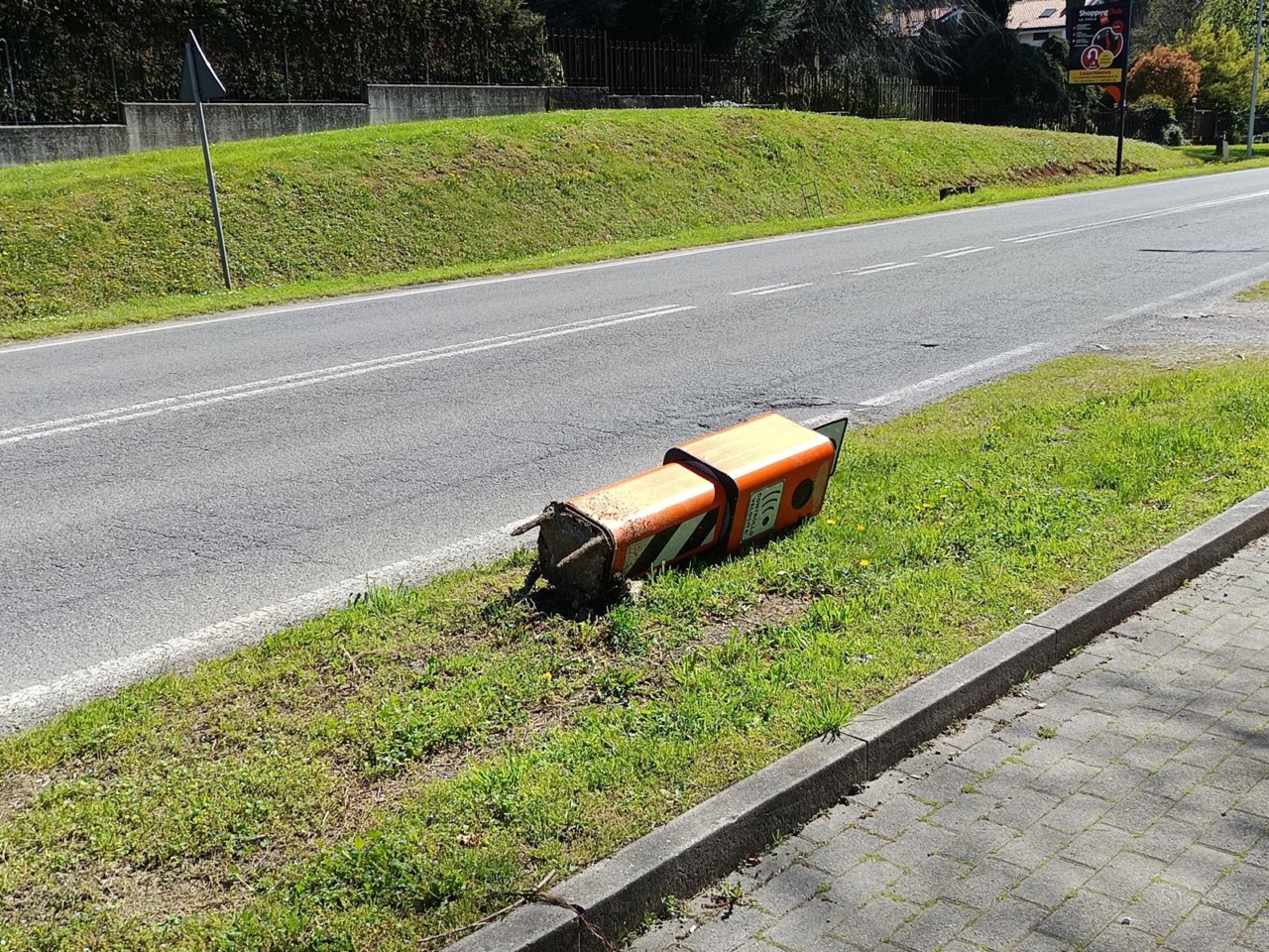 Vandali prendono a calci un velobox ma si pentono e chiedono scusa al sindaco