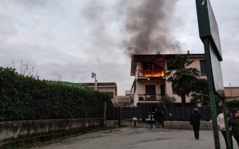 Incendio a Vedano al Lambro, a fuoco un appartamento