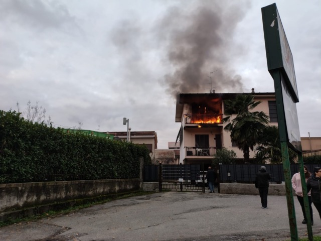 Incendio a Vedano al Lambro, a fuoco un appartamento