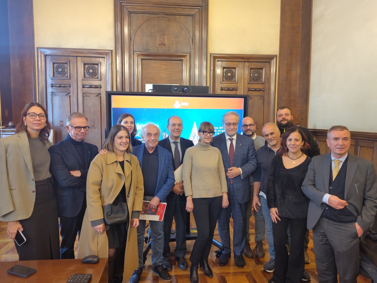 Domani si accende il Natale, domenica il grande mercato in centro