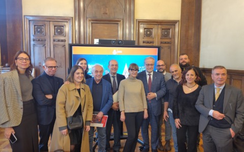 Domani si accende il Natale, domenica il grande mercato in centro