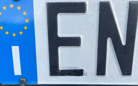 Modifica la targa con un pennarello: 39enne brianzolo denunciato