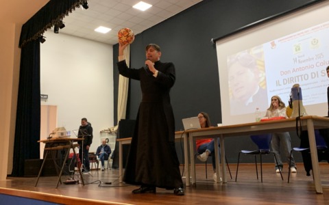 Don Coluccia e la lotta alla criminalità con Vangelo, Costituzione, fischietto, megafono e pallone