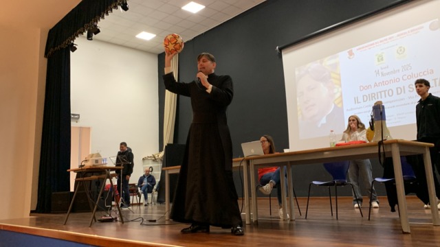 Don Coluccia e la lotta alla criminalità con Vangelo, Costituzione, fischietto, megafono e pallone