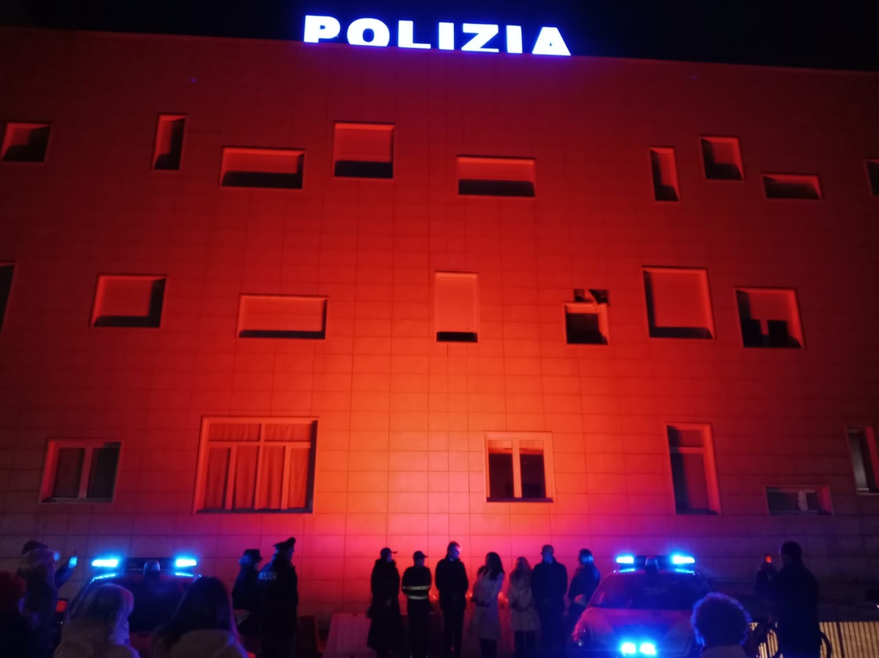 La Questura illuminata di arancione nella Giornata contro la violenza sulle donne