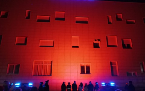 La Questura illuminata di arancione nella Giornata contro la violenza sulle donne