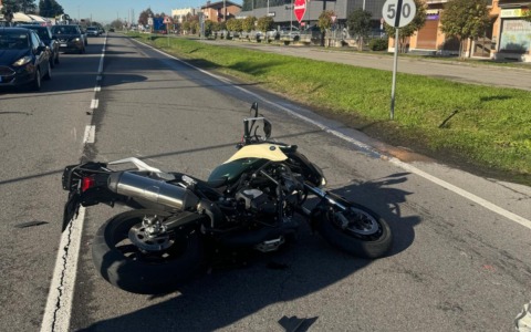 Scontro tra moto e furgone sulla Sp2, paura per un centauro
