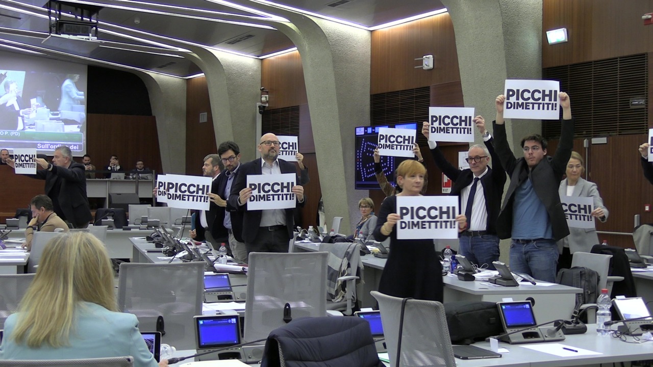 Caso Picchi, Fontana non rimuove la sottosegretaria dopo la sfiducia: proteste in aula