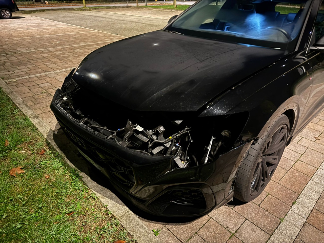 Auto di lusso cannibalizzate nella notte