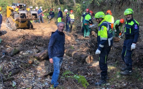 Tute gialle al lavoro per ripulire il Rio Brovada