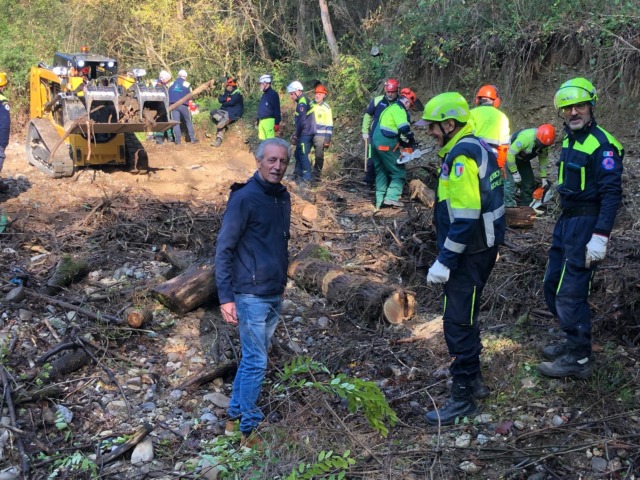 Tute gialle al lavoro per ripulire il Rio Brovada