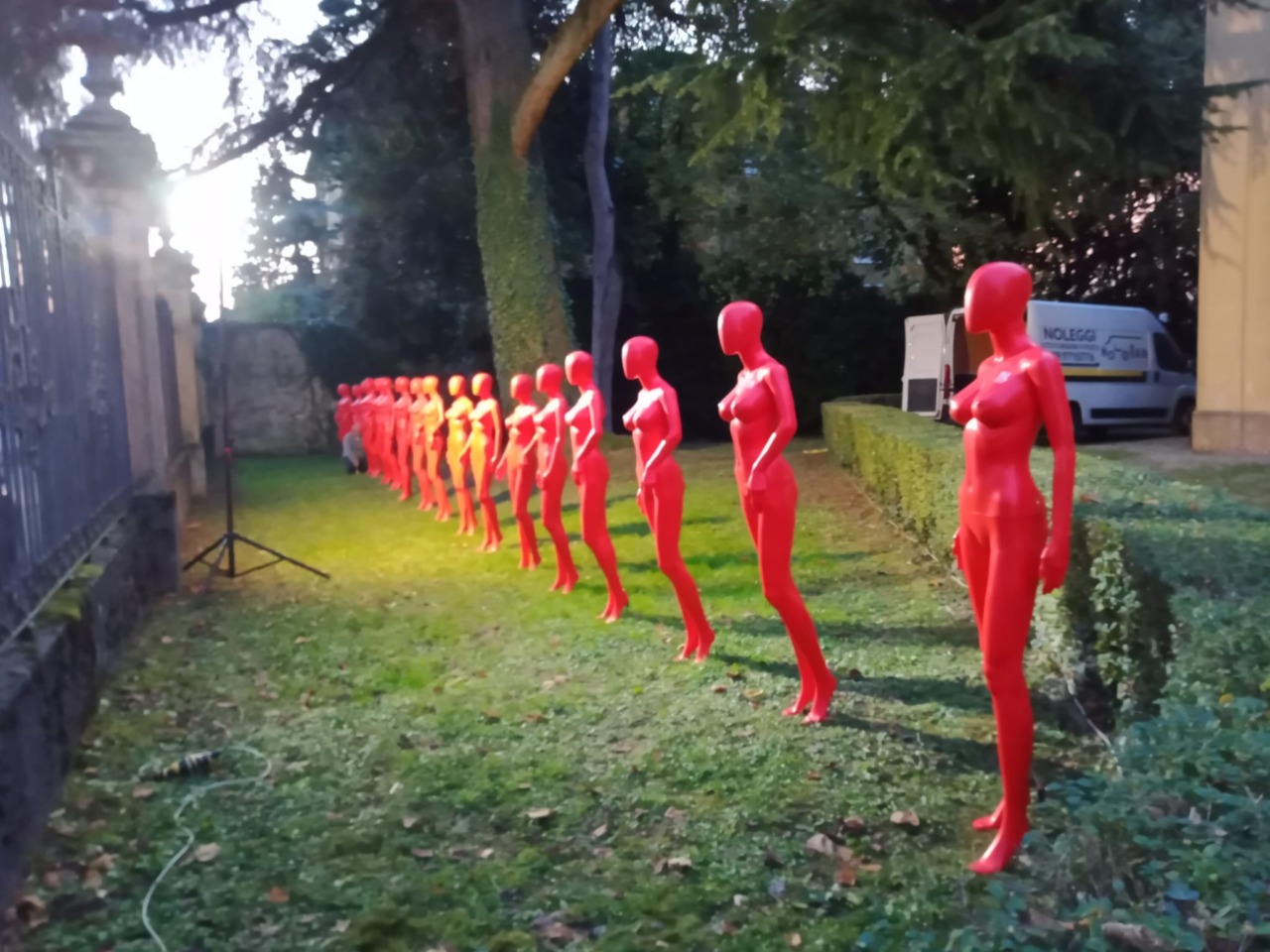 Macherio si tinge di rosso per dire “no alla violenza sulle donne”