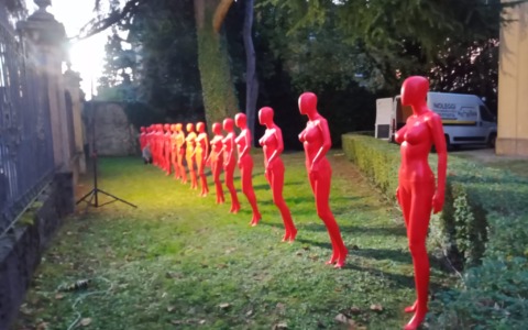 Macherio si tinge di rosso per dire “no alla violenza sulle donne”