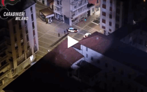 Fuga dopo l’incidente, sul posto fucile a canne mozze e proiettili