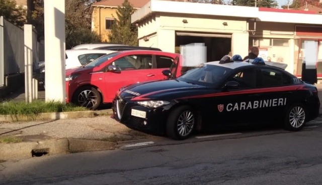 Lite in un cantiere, accoltellato al viso muratore 38enne