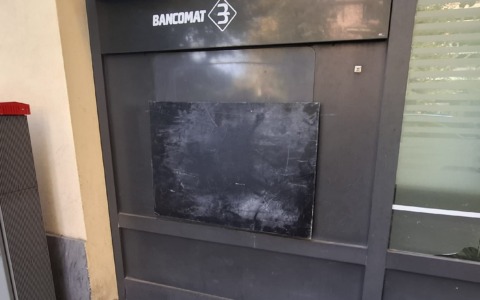 Ladri fanno esplodere lo sportello della banca ma il colpo fallisce