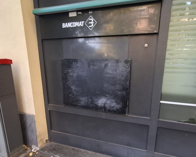 Ladri fanno esplodere lo sportello della banca ma il colpo fallisce