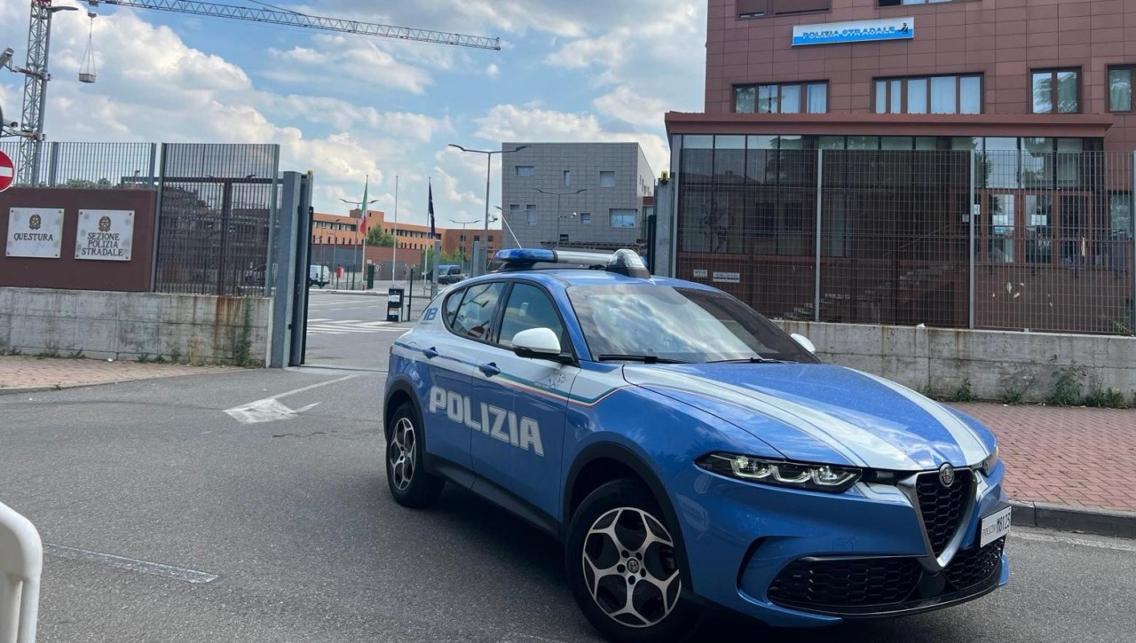 Tenta di superare l’esame teorico della patente con un auricolare nascosto: denunciato