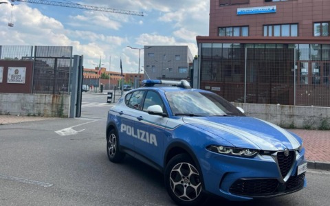 Tenta di superare l’esame teorico della patente con un auricolare nascosto: denunciato