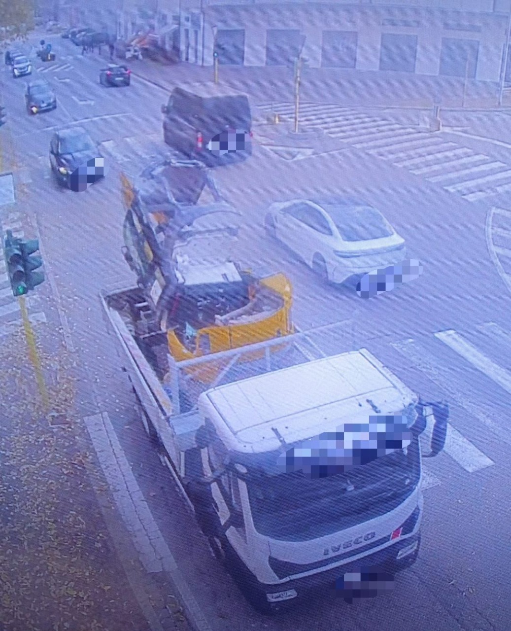 Urta il ponte della ferrovia e se ne va: rintracciato dalla Polizia locale