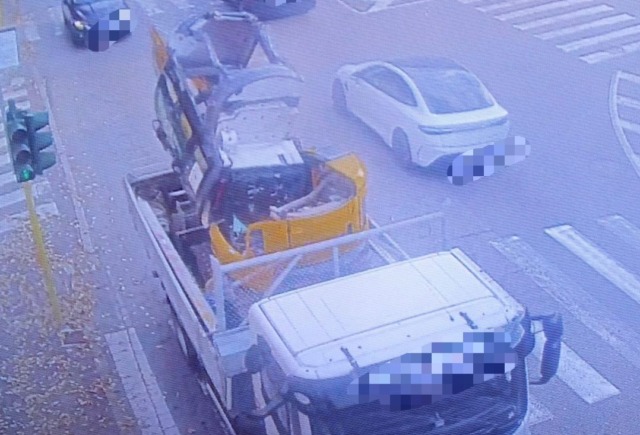 Urta il ponte della ferrovia e se ne va: rintracciato dalla Polizia locale