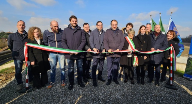 Taglio del nastro per la vasca di laminazione sul Molgora