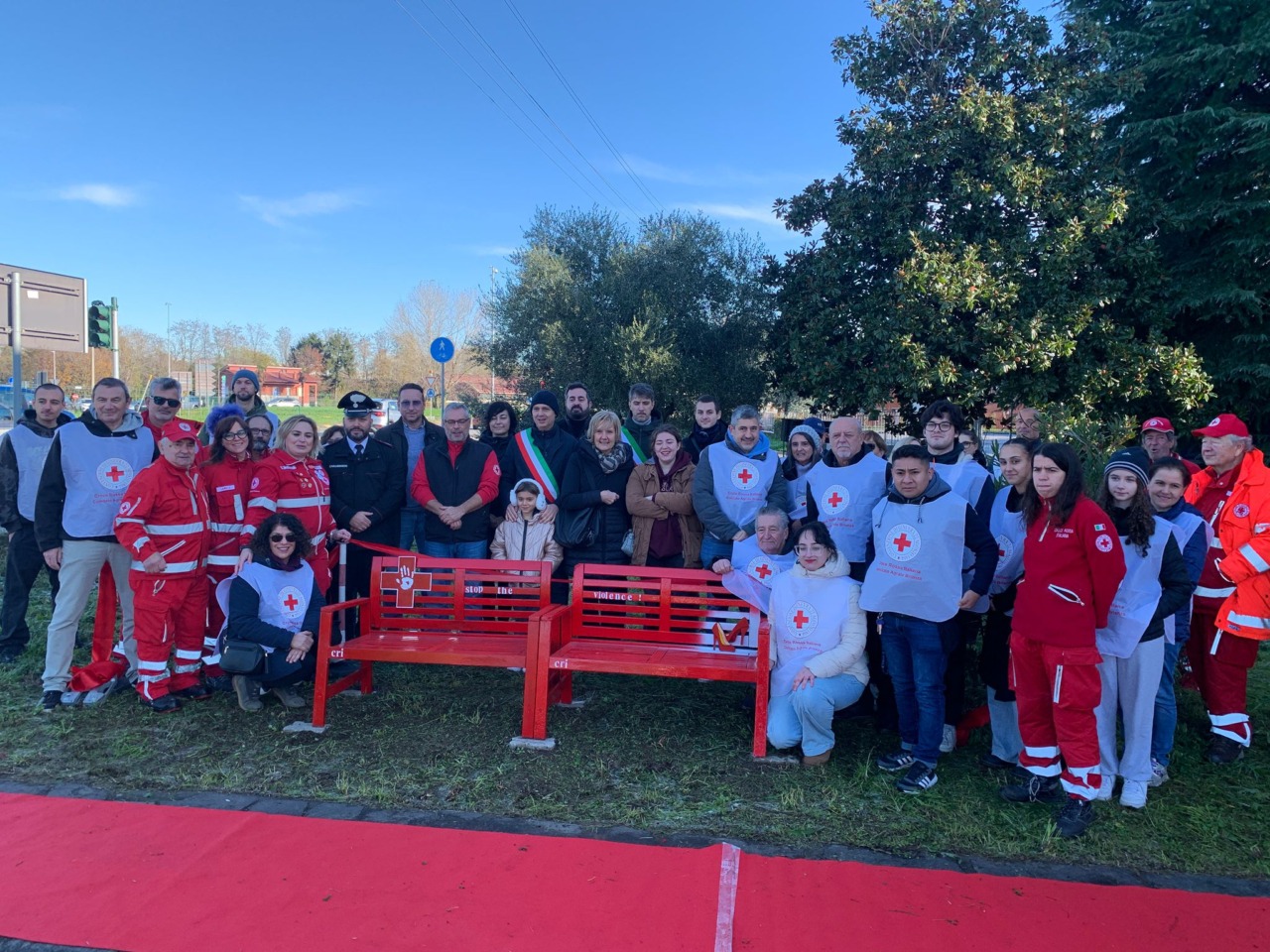 Anche la Cri ha la sua panchina rossa per dire basta alla violenza contro le donne