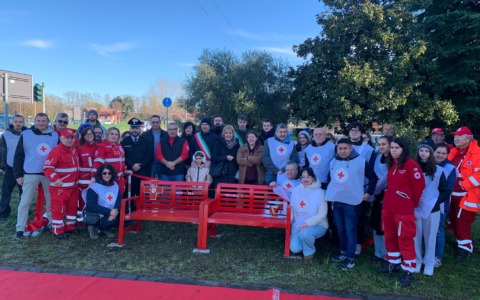 Anche la Cri ha la sua panchina rossa per dire basta alla violenza contro le donne