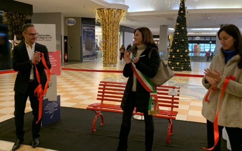 Inaugurata la “Panchina Rossa” alle Torri Bianche