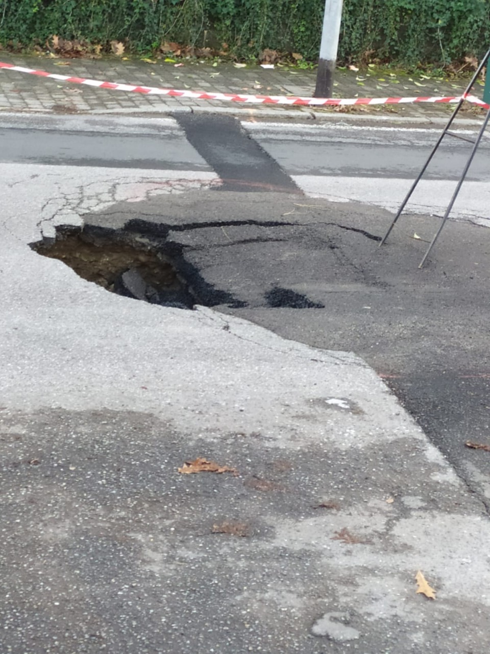 Si apre una voragine in strada, tecnici sul posto